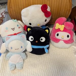(5) HELLO KITTY/SANRIO SQUISHMALLOW PLUSH BUNDLE!